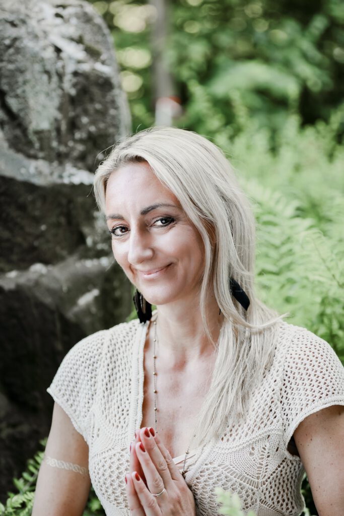 „Katie Biniok, Heilpraktikerin, in der Natur – ganzheitliche Schilddrüsenbegleitung“